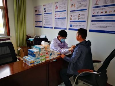 長(zhǎng)城鉆探為員工辦實(shí)事——沙漠里的“紅衣人”盼來(lái)了“白衣人”健康咨詢服務(wù)