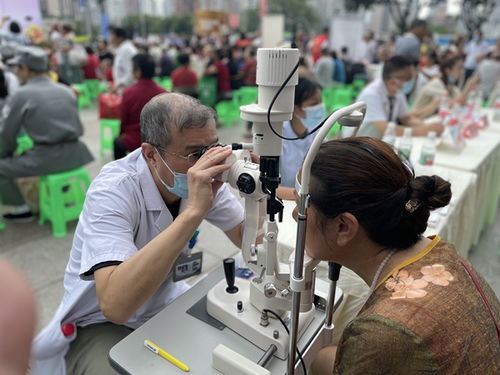 重慶華廈眼科醫(yī)院開(kāi)展“服務(wù)百姓健康行動(dòng)”義診活動(dòng)，為市民提供專業(yè)健康咨詢服務(wù)